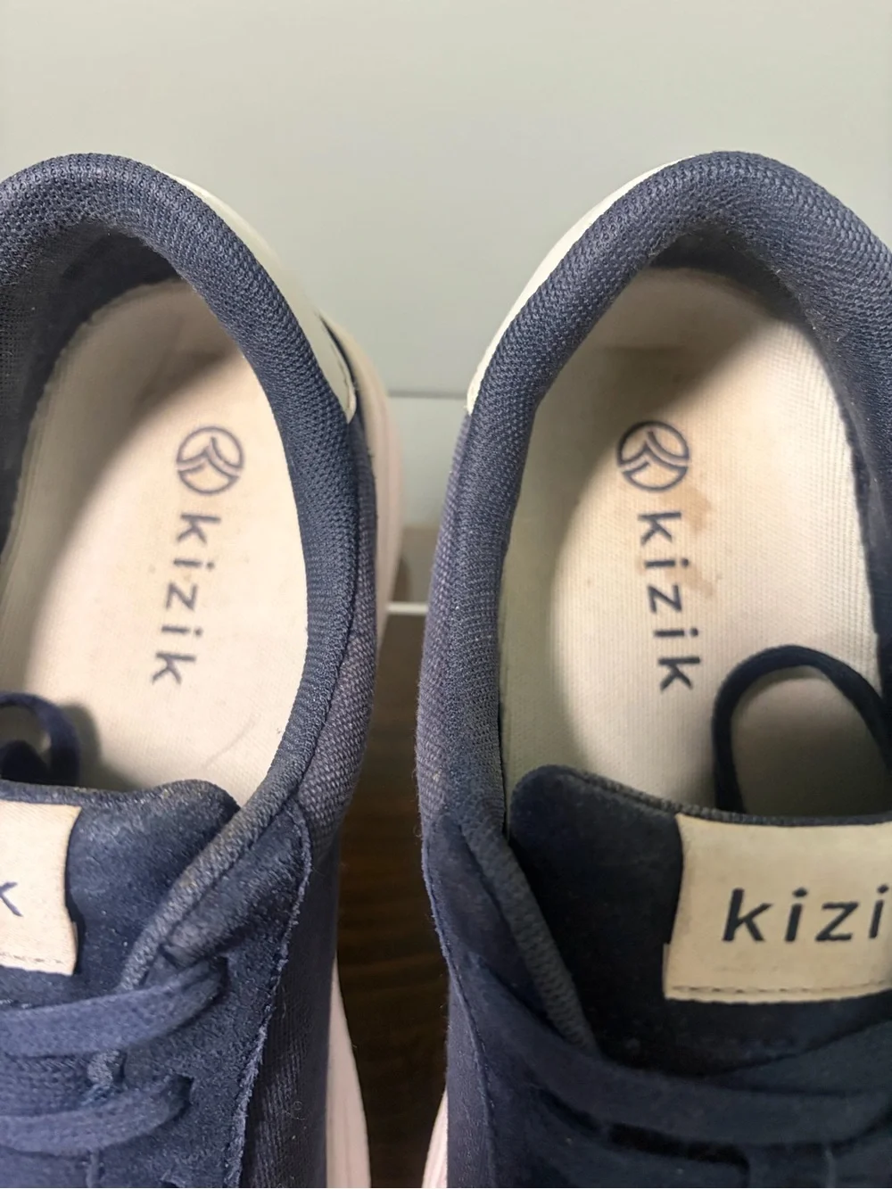 Kizik Men’s Prague Navy Casual Lace-Up Sneakers Men’s 9 Wide, Women’s 10.5 Wide